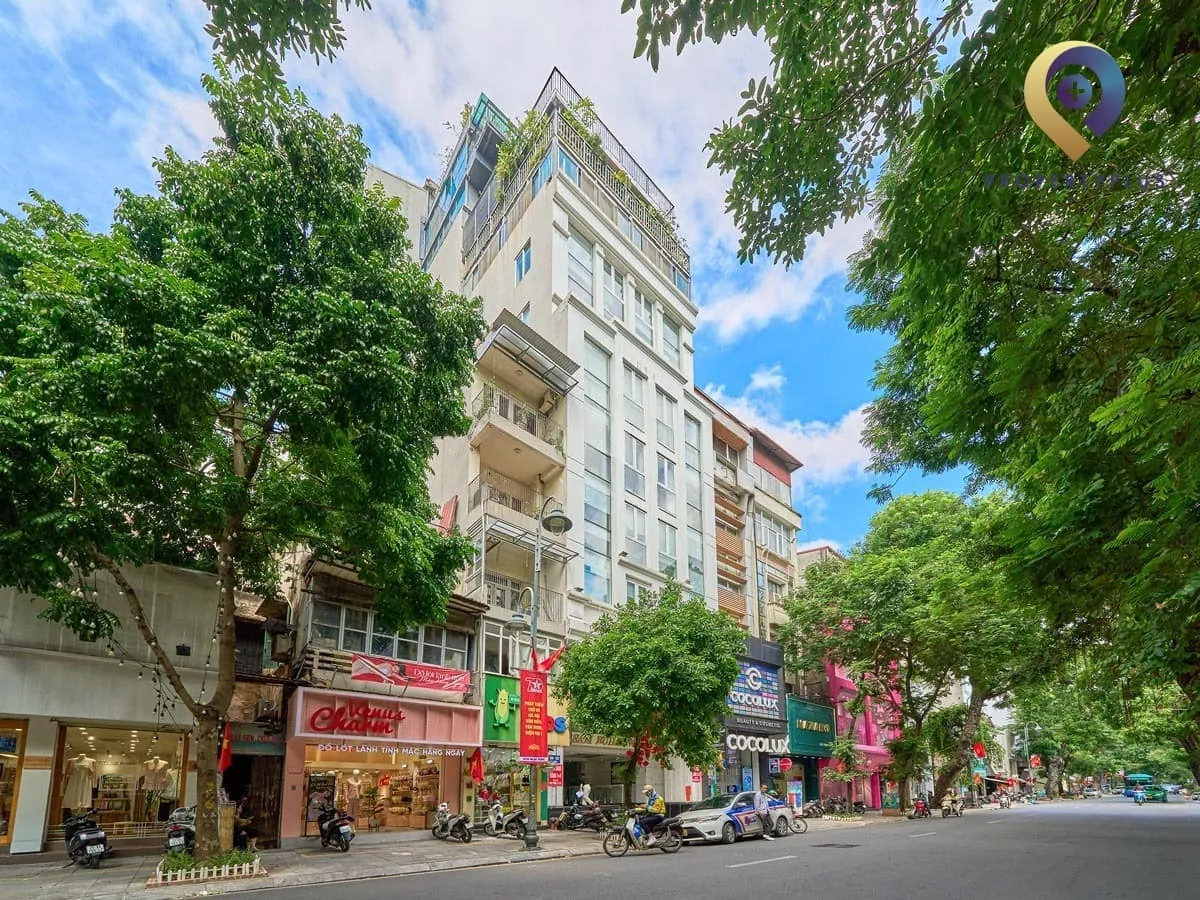 Toàn cảnh tòa nhà Hoàng Sâm Building nhìn từ góc phố Bà Triệu